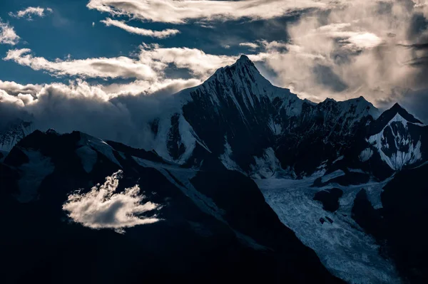 Яркое Белое Облако Перед Вершиной Кавагарбо Горах Гималаев Между Юньнанем — стоковое фото