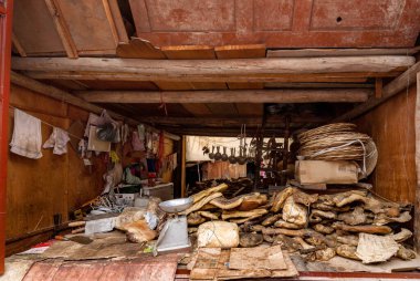 Asya pazarında çok kötü hijyen koşulları olan bir et deposu.