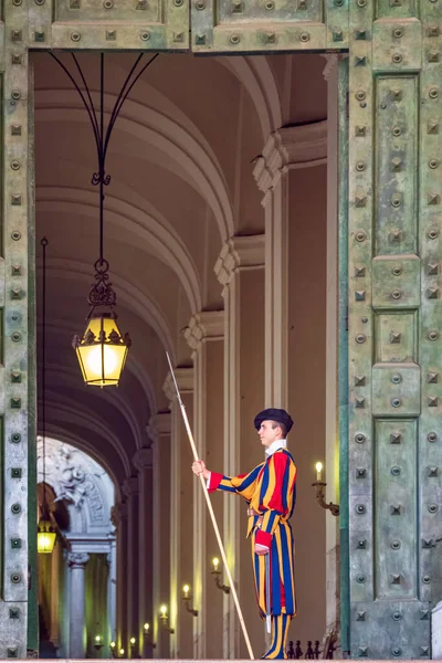 Roma Italia 2016 Una Guardia Suiza Pontificia Protege Entrada Estado — Foto de Stock