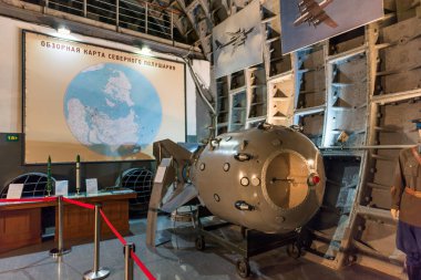 Moskova, Rusya - 07: 12 2017: Rusya 'nın başkentinin altındaki 42 numaralı gizli nükleer sığınağın içindeki bir müzede Rus atom bombası