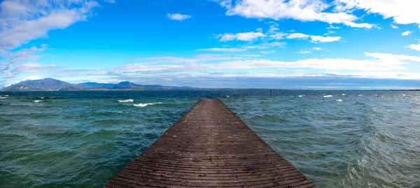 Panorama Horizontal Lago Garda Itália Com Velho Cais Madeira Saltar — Fotografia de Stock