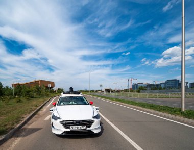 Innopolis, Rusya - 08 01 2021: Kendi kendini süren veya sürücüsüz bir araba, Rus bilişim şirketi Yandex tarafından desteklenen ve damgalanan şehir sakinleri için düzenli bir taksi hizmeti sunuyor.