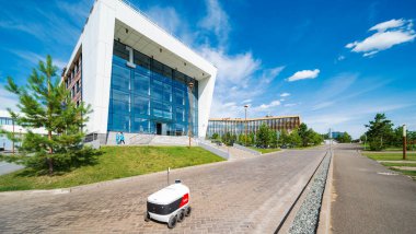 Innopolis, Rusya - 08 01 2021: Bir Yandex.Rover dağıtım robotu yüksek teknoloji şehri Innopolis 'teki Üniversite Kampüsü binalarının önündeki yolları ve yaya alanlarını otonom olarak dolaşmaktadır.