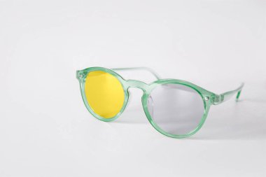 Beyaz arka planda izole edilmiş modern güneş gözlükleri. 2021 yılının rengi. Modayı gösteren aydınlatma ve nihai gri renkler 