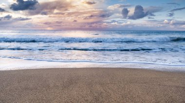 İtalya 'da Akdeniz' in boş kıyıları. Baratti plajı. Turizm ve rahatlama. Doğa zemin