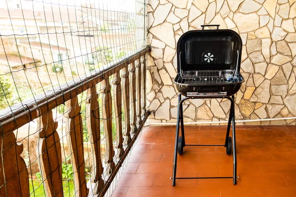 Boş Kara Portatif Kömür Izgarası. Kapağı açık ızgara için. Açık Hava Pikniği, Patio, Arka Bahçe ve Kamp İçin Izgara ve Sigara İçici