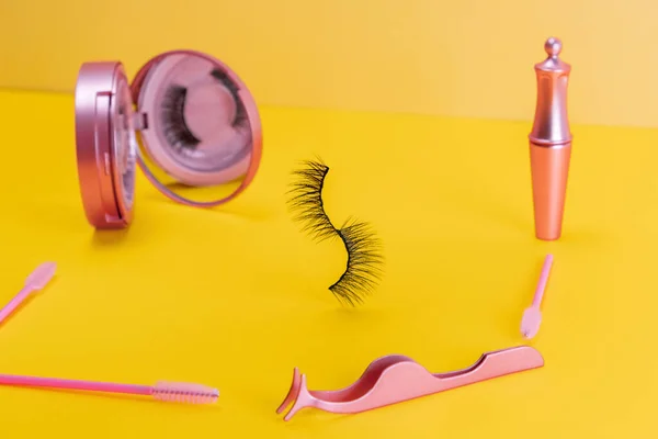 Ciglia Artificiali Finte Magnetiche Kit Specchio Rosa Sfondo Colore Giallo — Foto Stock