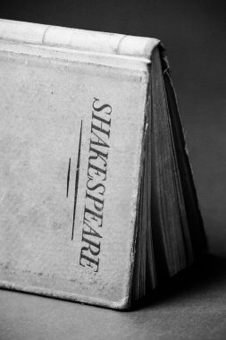 Siyah beyaz eski bir kitap Shakespeare tarafından