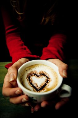 Kahve fincan kakao kalp ile