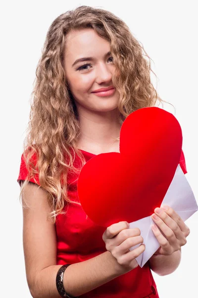 Menina segurando um coração vermelho — Fotografia de Stock