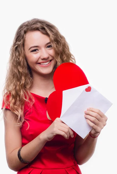 Menina segurando um coração vermelho — Fotografia de Stock