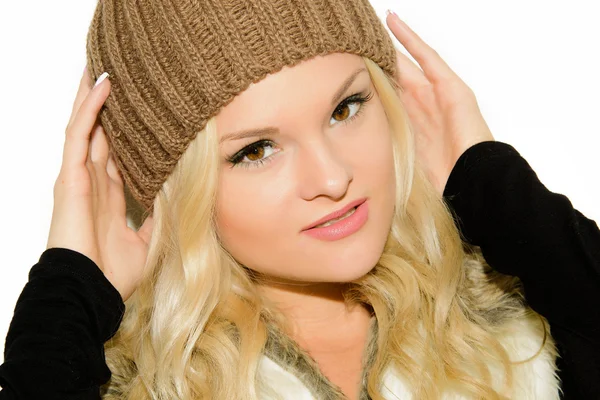 Joven rubia con gorra y chaleco — Foto de Stock