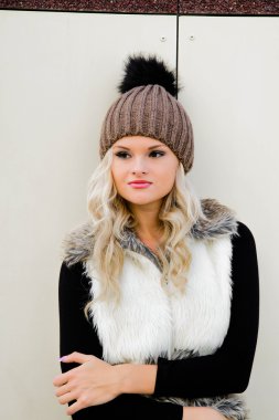 bir kap içinde güzel sarışın kız