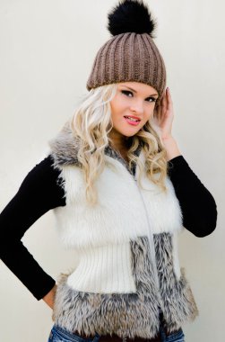 bir kap içinde güzel sarışın kız