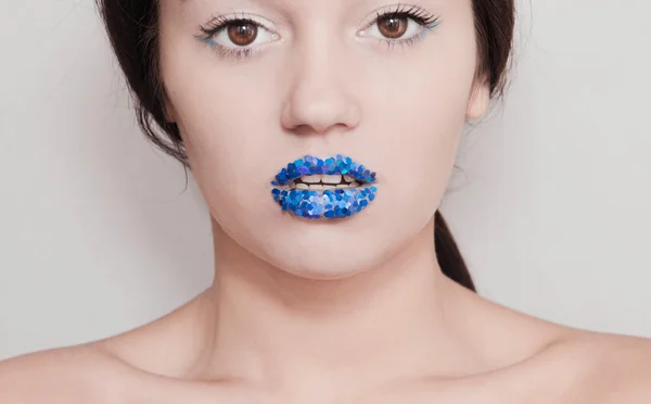 Ragazza con labbra blu brillante — Foto Stock