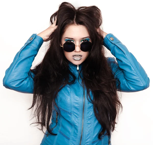 Meisje in een blauwe jas en bril — Stockfoto