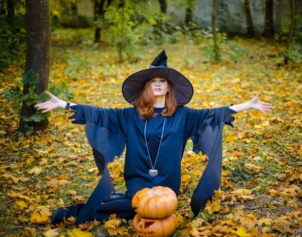 Halloween, fille en robe de sorcière avec citrouille — Photo