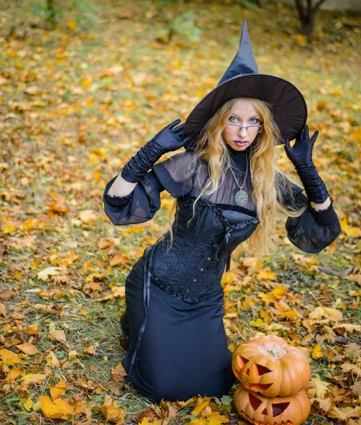 Halloween, dívka v šatech čarodějnice s dýně — Stock fotografie