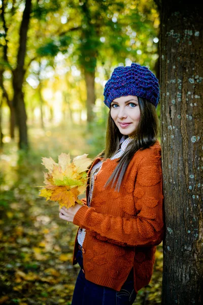 Девушка в осенних листьях — стоковое фото