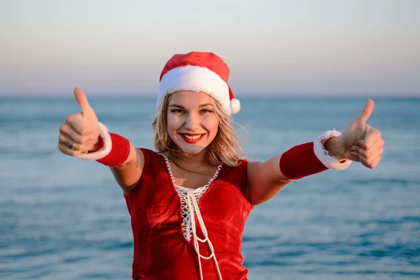 Menina bonita Papai Noel na praia — Fotografia de Stock