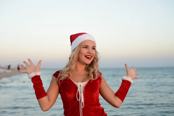 Hermosa chica Santa Claus en la playa —  Fotos de Stock