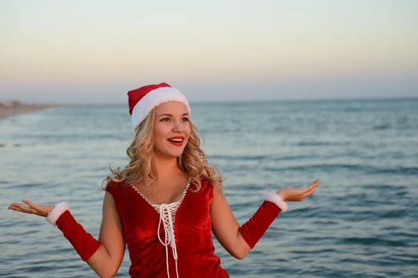 Bella ragazza Babbo Natale sulla spiaggia — Foto Stock