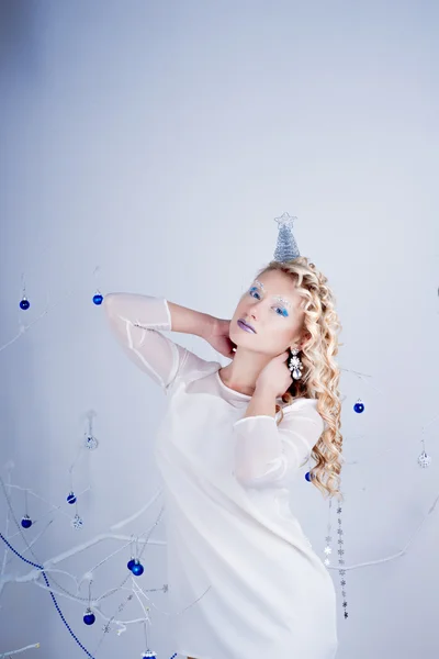 Bella ragazza in un'immagine di una regina di ghiaccio — Foto Stock