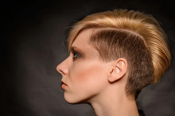 Chica con el pelo corto — Foto de Stock