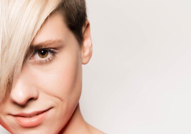 Güzel genç kız hafif bir arka plan üzerinde