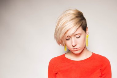 Güzel genç kız hafif bir arka plan üzerinde