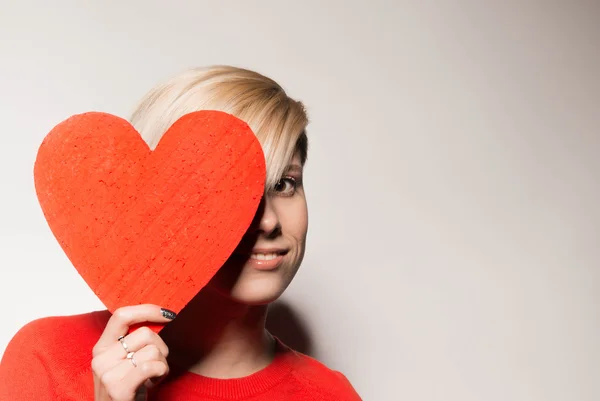 Saint-Valentin. L'amour. Fille tenant un cœur — Photo