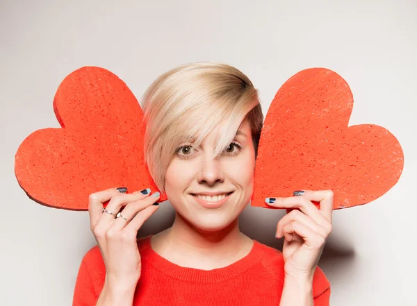 San Valentino. Con amore. Ragazza che tiene un cuore — Foto Stock