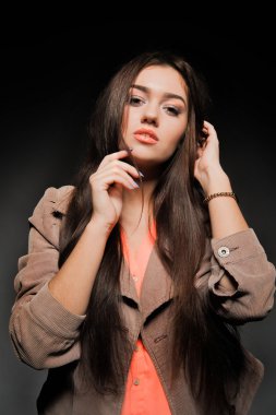 Karanlık bir arka plan üzerinde uzun saçlı güzel esmer