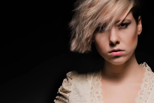 Blondes Mädchen mit kurzem stylischem Haarschnitt auf dunklem Hintergrund — Stockfoto