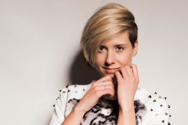 Güzel genç kız hafif bir arka plan üzerinde