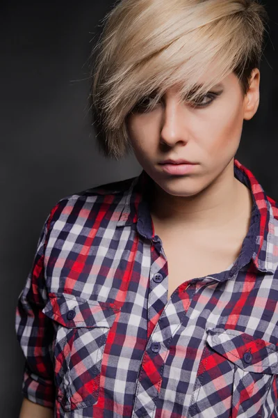 Blondes Mädchen mit kurzem, stylischem Haarschnitt — Stockfoto