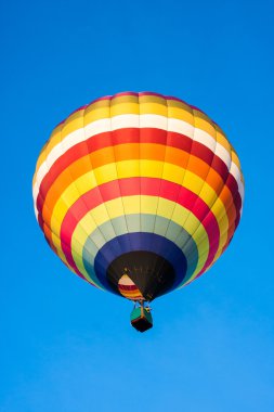 renkli sıcak hava balonu uçan