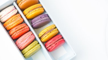 Kutuda renkli badem kurabiyeleri