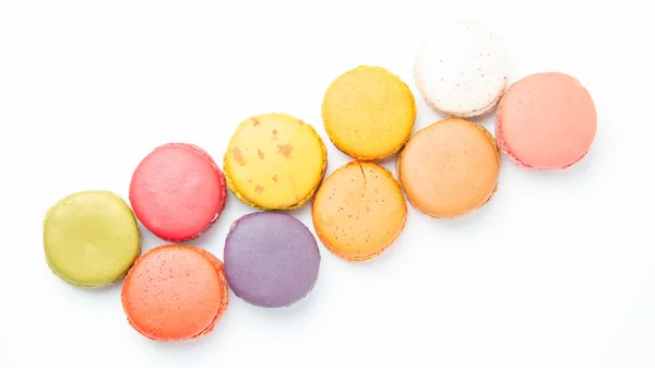 Beyaz arkaplanda renkli badem kurabiyeleri