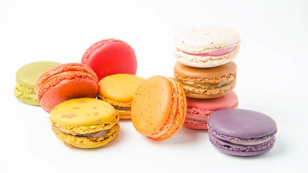 Beyaz arkaplanda renkli badem kurabiyeleri