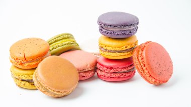 Beyaz arkaplanda renkli badem kurabiyeleri