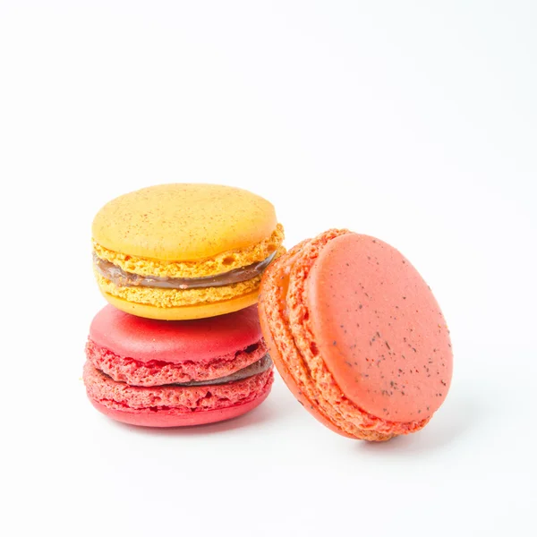 Beyaz arkaplanda renkli badem kurabiyeleri