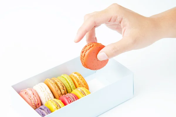 Eldeki acıbadem kurabiyesi