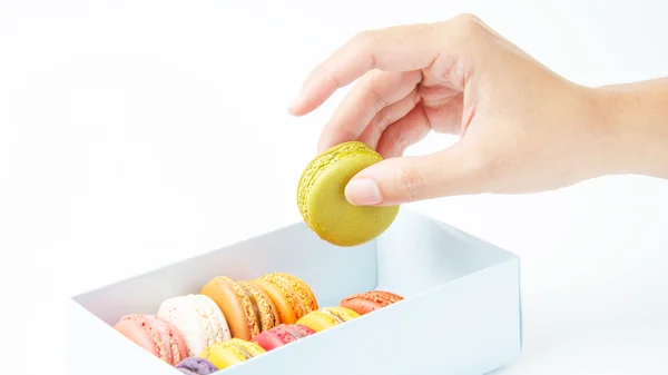 Eldeki acıbadem kurabiyesi