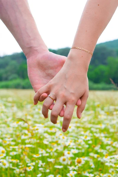 Händerna ungt par. — Stockfoto