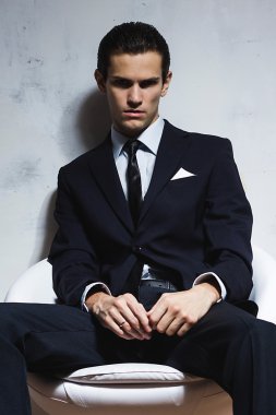 İş takım elbiseli ciddi yakışıklı.