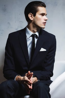 İş takım elbiseli ciddi yakışıklı.