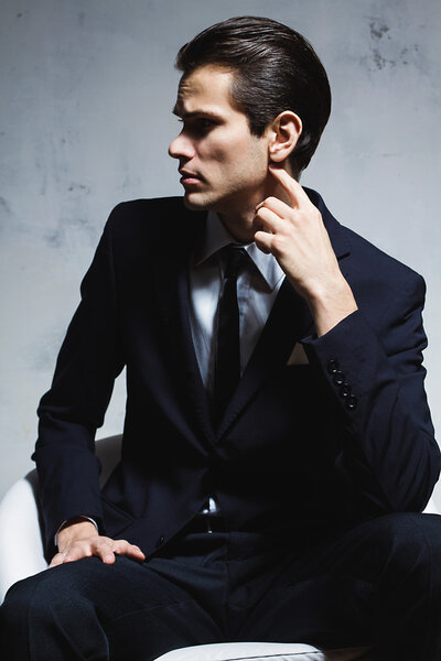 Серьезные красавец в деловой костюм.