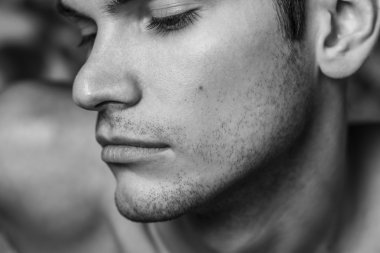 Erkek yüzü yakın çekim.