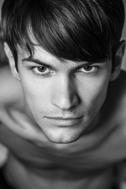 Erkek yüzü yakın çekim.